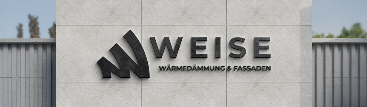 Das Firmenlogo von WEISE Wärmedämmung & Fassaden ist an einer Gebäudewand montiert und steht für professionelle Fassaden- und Dämmarbeiten.